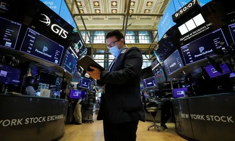 Giới đầu tư lo ngại khi Fed báo hiệu mạnh tay tăng lãi suất