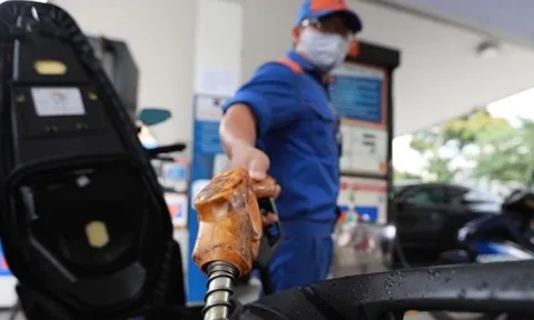 Giá xăng giảm 830 đồng/lít