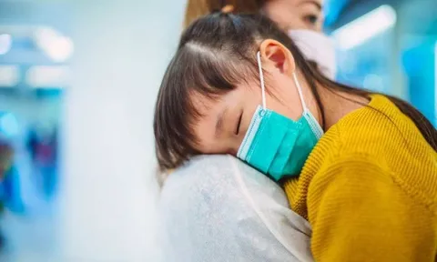 Trẻ từng là F0, bỗng dưng sốt - Dấu hiệu mắc bệnh nguy hiểm hậu COVID-19