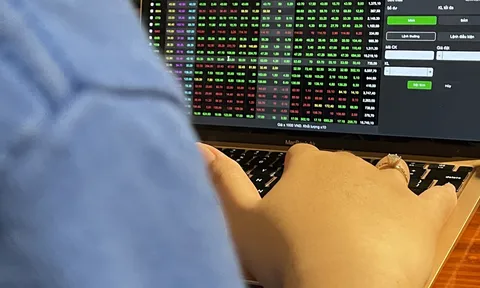 Đảo chiều ngoạn mục, chứng khoán xanh rì cuối phiên