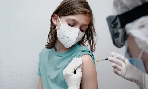 Trẻ khỏi Covid-19 sau bao lâu nên tiêm vaccine?