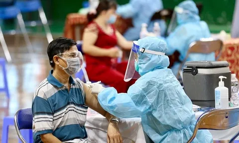 Ngày 18/4: Ca mắc COVID-19 giảm còn 12.012; hơn 19.500 liều vaccine tiêm cho trẻ từ 5 - dưới 12 tuổi