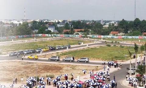 Bất chấp cảnh báo, “sốt đất” vẫn tiếp diễn