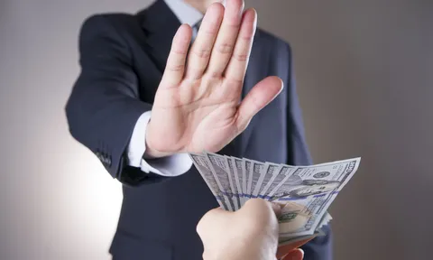 Hai gọng kìm chống tham nhũng của Singapore