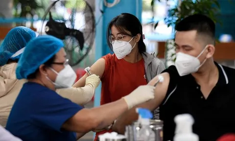 Ngày 21/4, thêm 12.029 ca COVID-19 mới, Bộ Y tế xây dựng kế hoạch tiêm mũi 4