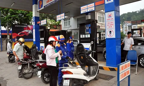 Giá xăng tăng gần 700 đồng/lít