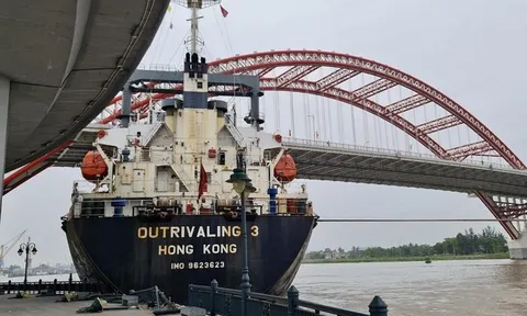 Tàu hàng tải trọng hàng nghìn tấn đâm vào cầu Hoàng Văn Thụ hơn 2.100 tỷ trên sông Cấm