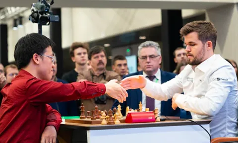 Lê Quang Liêm lần đầu thắng 'vua cờ' Magnus Carlsen