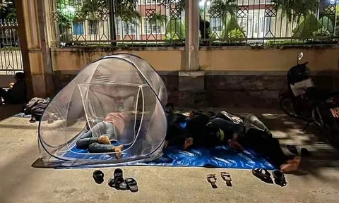 Mắc mùng ngủ chờ làm hồ sơ trước văn phòng đất đai ở Cam Lâm