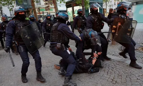 Biểu tình bạo động tại Paris sau khi bà Le Pen bị ông Macron đánh bại trong bầu cử Pháp