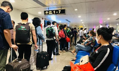 Lễ 30-4: Nhiều tuyến xe hết chỗ, vé máy bay cao hơn tết