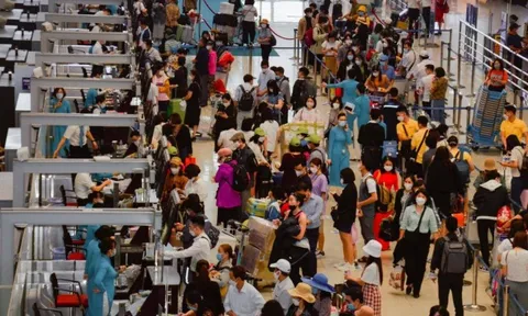 Cả trăm nghìn người đổ về sân bay Nội Bài, Tân Sơn Nhất
