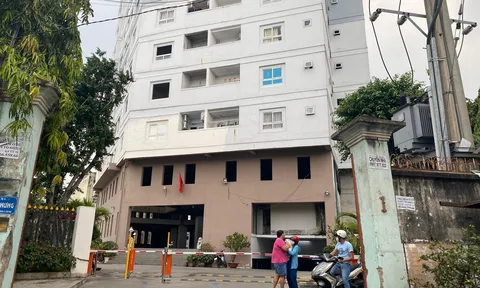 Sống ở chung cư ngổn ngang gạch đá, cẩu tháp chưa tháo ở TP.HCM