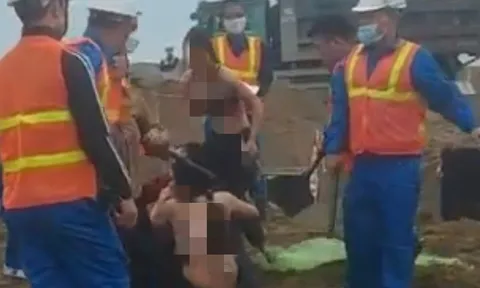 Lãnh đạo địa phương lên tiếng vụ nhóm phụ nữ chỉ mặc áo ngực bị kéo lê ở công trường