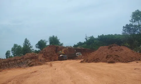 Lạc Sơn (Hòa Bình): Lợi dụng hạ mặt bằng để khai thác đất trái phép?