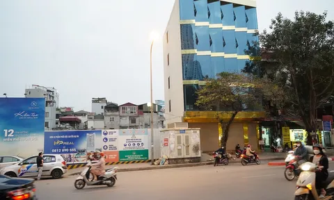 Cưỡng chế dỡ nhà 5 tầng xây không phép trên đất lấn chiếm 84 đường Láng