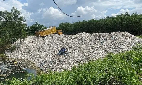 Bắt quả tang đối tượng đổ hàng chục tấn chất thải rắn công nghiệp ra môi trường
