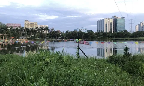 Công viên hồ Vĩnh Hoàng cỏ mọc um tùm, ô nhiễm không khí vì rác
