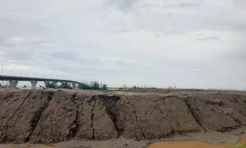 Bến bãi không phép uy hiếp cầu vượt biển dài nhất Việt Nam