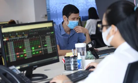 Giao dịch chứng khoán sáng 26/8: Xanh vỏ đỏ lòng, đột biến MWG