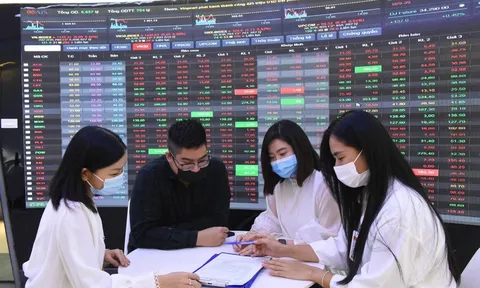 Giao dịch chứng khoán sáng 10/10: Thị trường chưa "cầm máu", cổ phiếu dầu khí ngược dòng