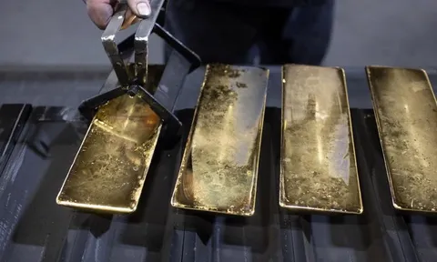 Giá vàng bật tăng sau tin G7 tính cấm nhập khẩu vàng Nga