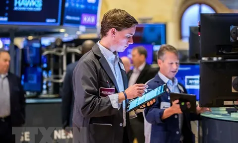 Chứng khoán Mỹ nhích nhẹ, giá dầu tăng bùng nổ