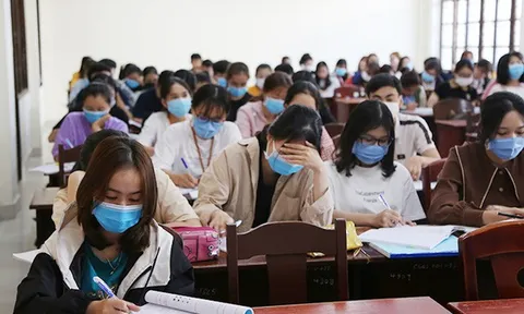 Đi học không ghi chép, lấy điện thoại ra chụp hình bài giảng