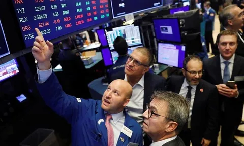 Dow Jones “bay” hơn 1.000 điểm sau phát biểu của ông Powell, giá dầu tăng vì tín hiệu hạ sản lượng từ OPEC