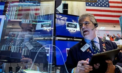 Chứng khoán Mỹ “đỏ” 3 tuần liên tiếp, giá dầu “bốc hơi” 7% cả tuần