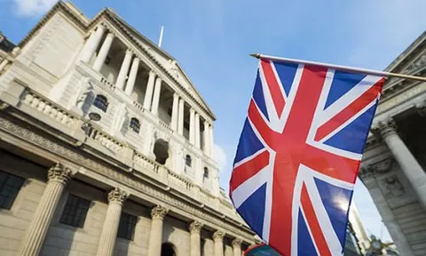 Tăng tốc “cuộc đua lãi suất” giữa các ngân hàng trung ương