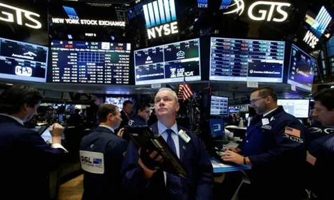 Tỷ giá USD tăng chóng mặt, Dow Jones rơi vào thị trường gấu, giá dầu thấp nhất từ tháng 1