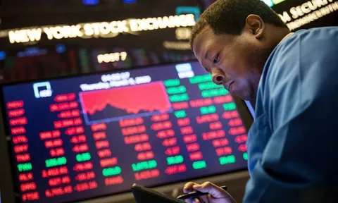 Chứng khoán Mỹ tiếp tục lao dốc, giá dầu giữ đà tăng