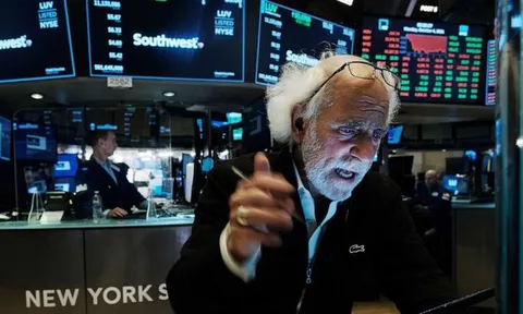 Chứng khoán Mỹ suy sụp sau báo cáo việc làm khả quan, giá dầu vẫn tăng mạnh