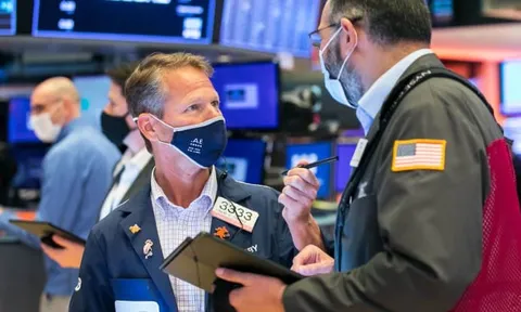 Chứng khoán Mỹ đảo chiều lịch sử, giá dầu tăng hơn 2%