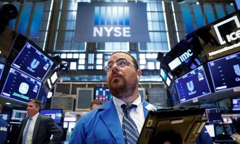 Dow Jones tụt 400 điểm, giá dầu bốc hơi 3%