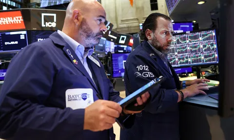 Dow Jones tăng 700 điểm, hoàn tất tuần tăng mạnh nhất 4 tháng