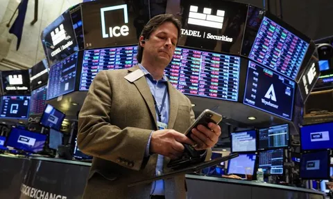 Chứng khoán Mỹ tụt điểm vì báo cáo xấu của Big Tech, giá dầu tăng mạnh