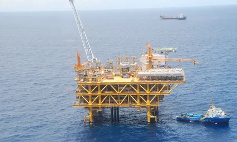 Giá xăng dầu hôm nay 4/11: Đỏ sàn