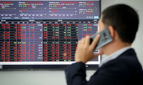 Cổ phiếu bất động sản tiếp tục lao dốc, mất thanh khoản