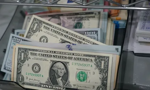 Lượng tiền bơm ra thị trường giảm mạnh, lãi suất đi xuống