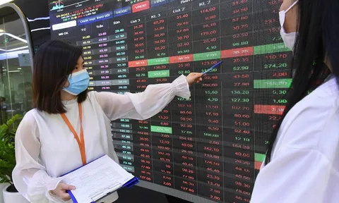 Xả ở nhóm cổ phiếu blue-chips, VN30-Index giảm mạnh nhất sàn