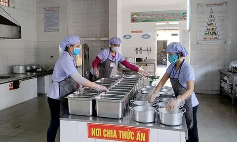 Ngộ độc thực phẩm bữa ăn bán trú: Các trường sẽ siết chặt quản lý ra sao?