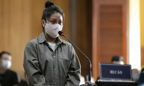 Xét xử vụ bé gái 8 tuổi bị bạo hành: Dì ghẻ khóc nấc, không lý giải được hành vi tàn nhẫn