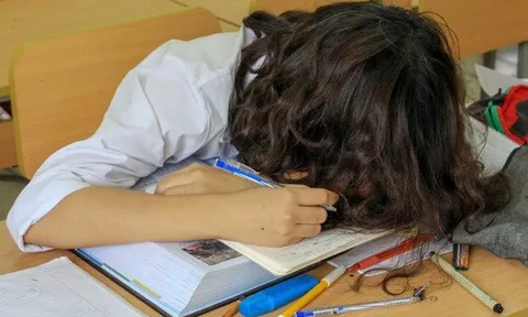 Học trong sợ hãi: Nhập viện cũng phải ôn bài