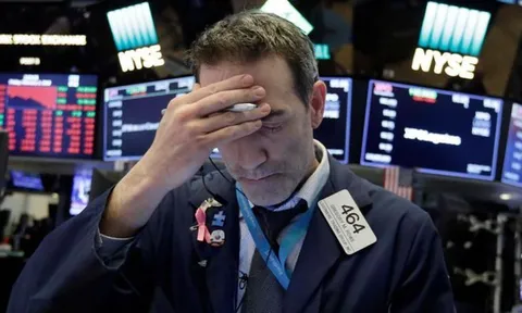 Chứng khoán Mỹ bán tháo vì nỗi lo suy thoái, giá dầu hạ nhiệt