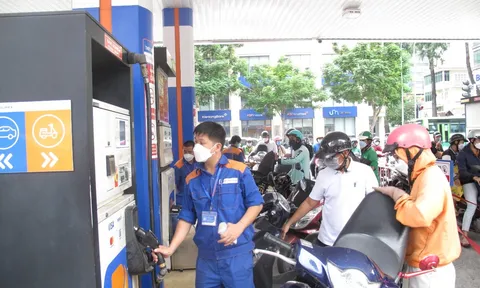 Giá xăng giữ nguyên, dầu giảm mạnh từ chiều 11/1