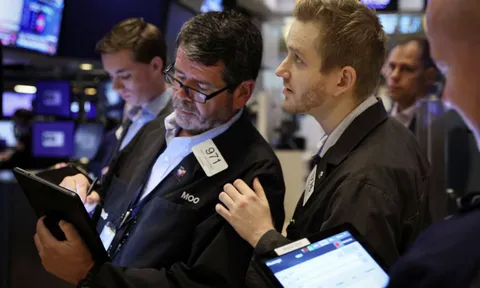 Dow Jones bất ngờ rớt hơn 600 điểm, cổ phiếu ngân hàng lao dốc