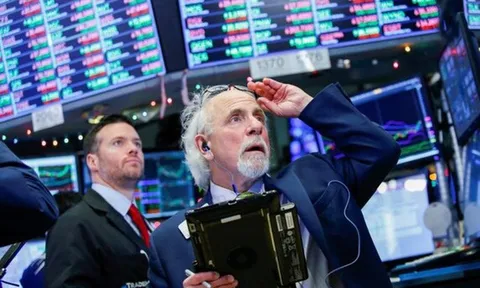 Chứng khoán Mỹ tăng điểm mạnh sau khi Fed nâng lãi suất, giá dầu lao dốc