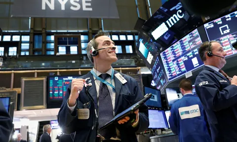 Chứng khoán Mỹ giảm điểm trong lúc chờ Chủ tịch Fed phát biểu, giá dầu tăng 1%